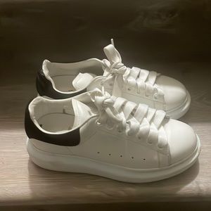 Alexander McQueenPlatform heel. Round toe. Perforated sides. Made in Italy